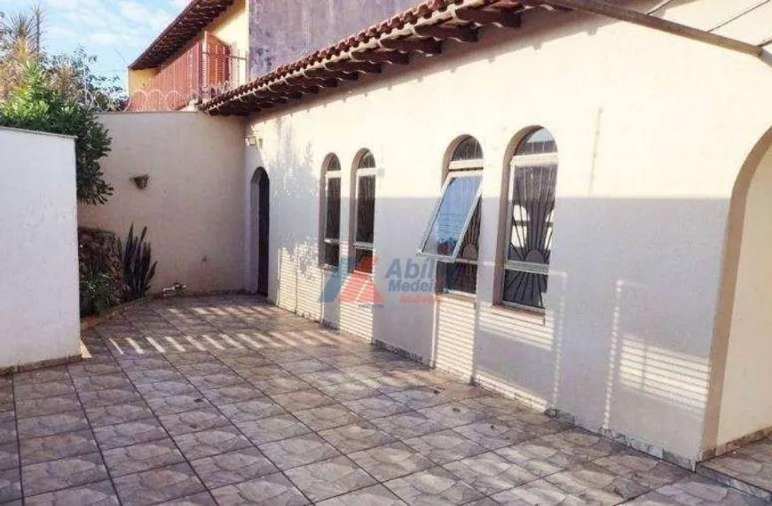 Foto 1 de Casa com 3 Quartos à venda, 209m² em Casoni, Londrina