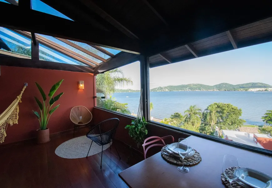 Foto 1 de Casa com 3 Quartos à venda, 256m² em Lagoa da Conceição, Florianópolis