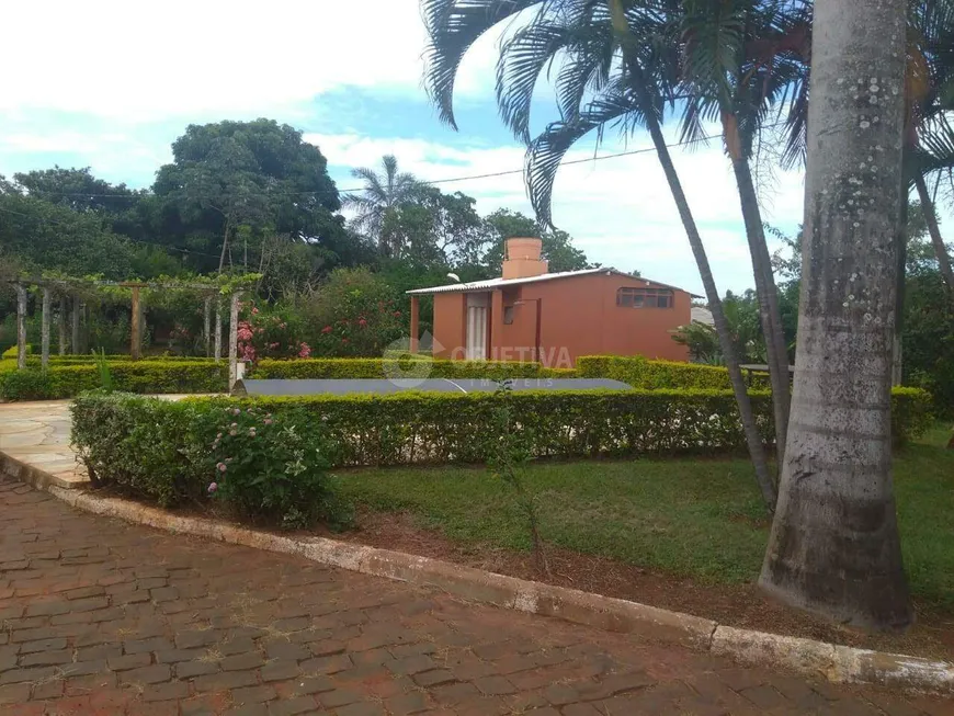 Foto 1 de Fazenda/Sítio com 4 Quartos à venda, 350m² em Jockey Camping, Uberlândia