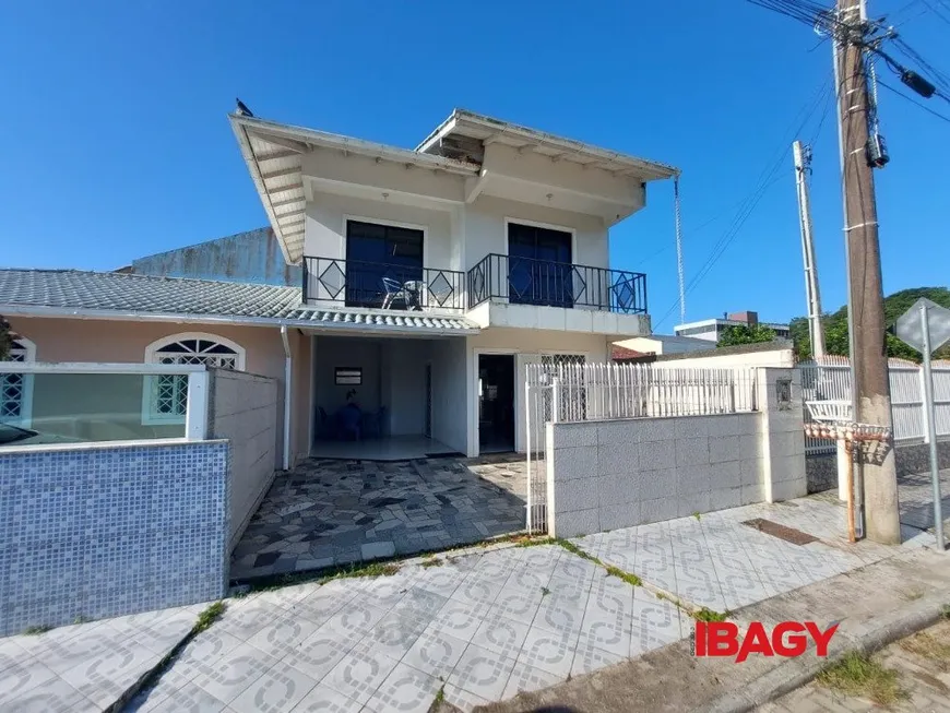 Foto 1 de Casa com 2 Quartos para alugar, 312m² em Praia de Fora, Palhoça