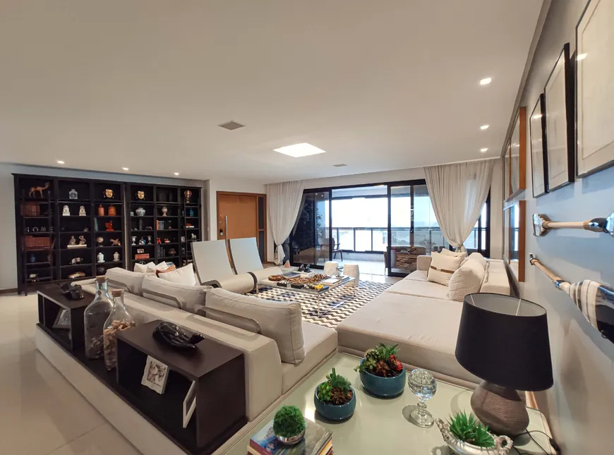 Foto 1 de Apartamento com 5 Quartos à venda, 330m² em Barra, Salvador