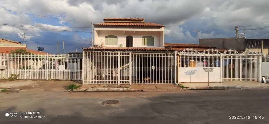 Foto 1 de Sobrado com 3 Quartos à venda, 200m² em Samambaia Sul, Brasília