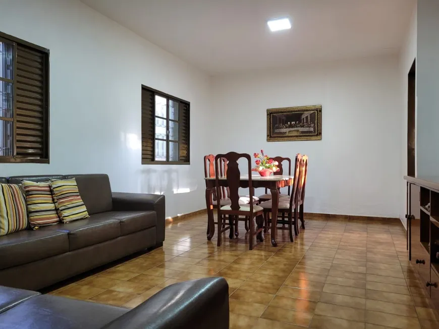 Foto 1 de Casa com 4 Quartos à venda, 181m² em Saraiva, Uberlândia