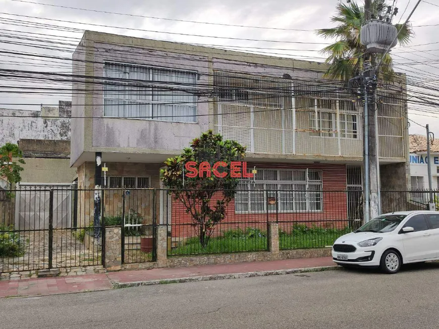 Foto 1 de Casa com 4 Quartos para alugar, 420m² em São José, Aracaju