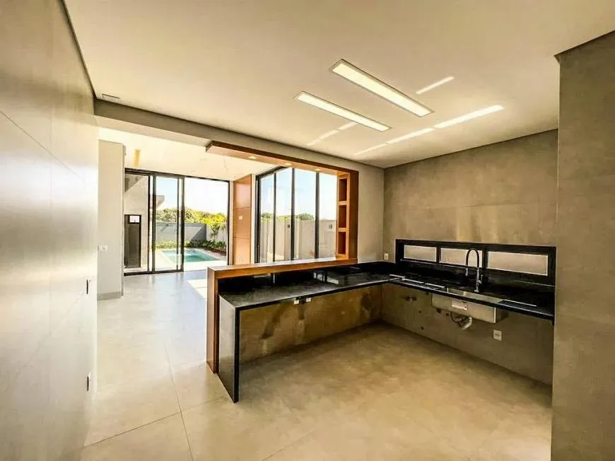 Foto 1 de Casa de Condomínio com 4 Quartos à venda, 230m² em Alphaville, Uberlândia