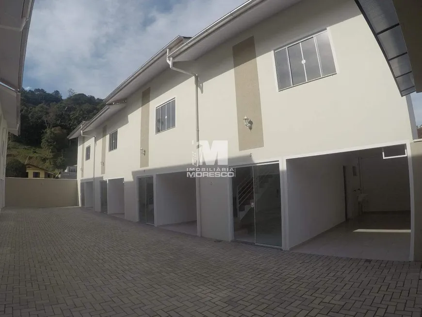 Foto 1 de Casa com 2 Quartos para alugar, 74m² em Azambuja, Brusque