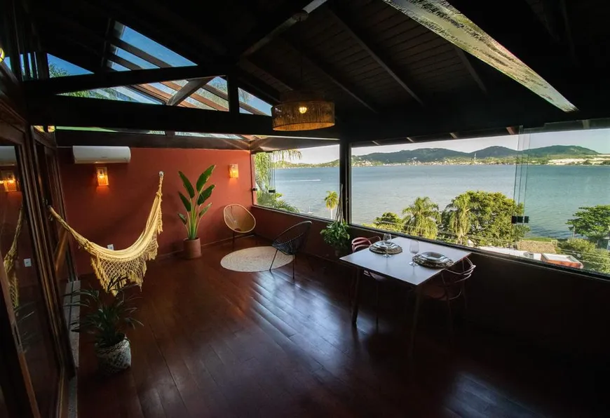 Foto 1 de Casa com 3 Quartos à venda, 250m² em Lagoa da Conceição, Florianópolis