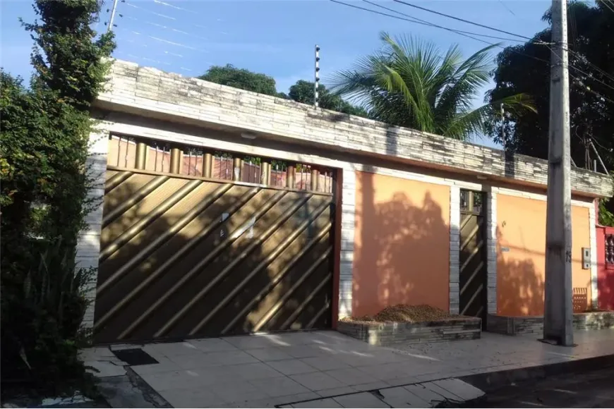 Foto 1 de Casa com 3 Quartos à venda, 137m² em Flores, Manaus