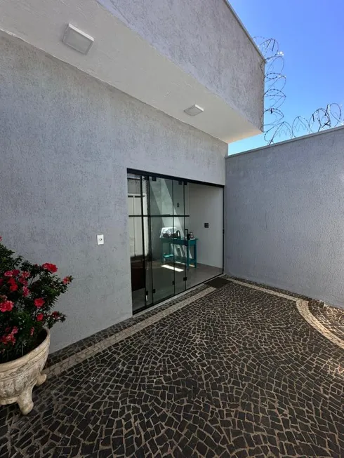 Foto 1 de Casa com 3 Quartos à venda, 145m² em Jardim Veneza, Uberlândia