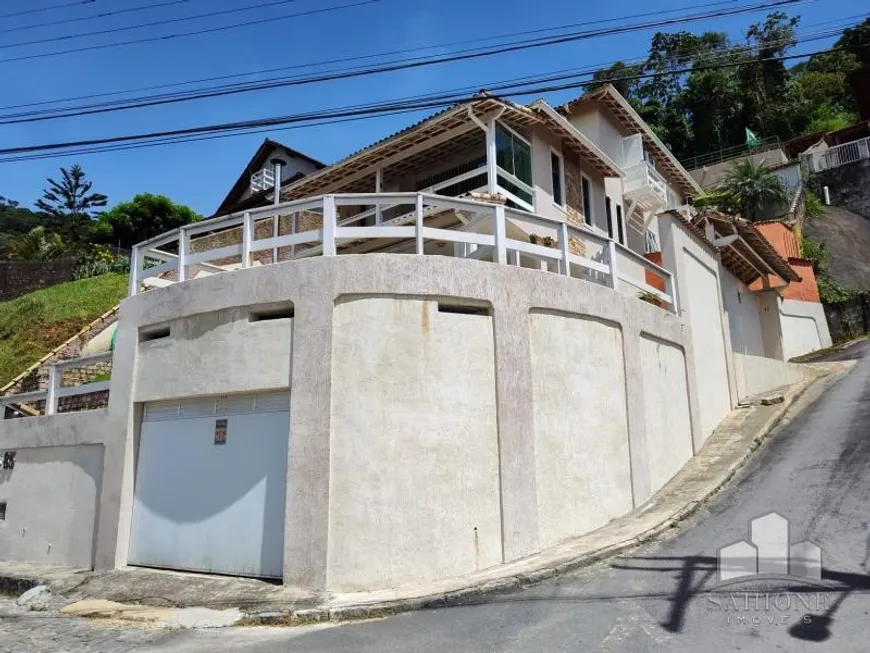 Foto 1 de Casa com 3 Quartos à venda, 400m² em Mosela, Petrópolis