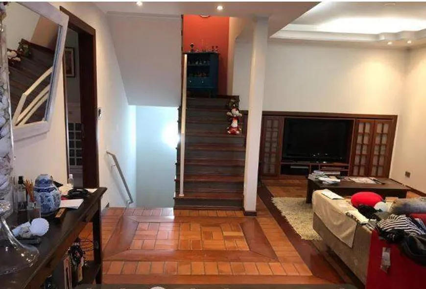 Foto 1 de Sobrado com 4 Quartos à venda, 245m² em Vila Bastos, Santo André