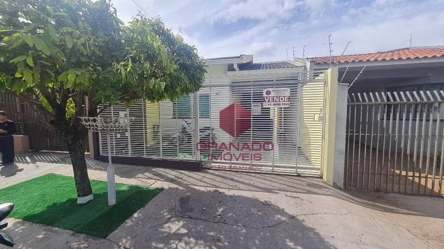 Foto 1 de Casa com 2 Quartos à venda, 75m² em Loteamento Madrid, Maringá