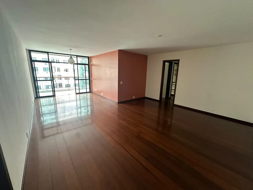 Foto 1 de Apartamento com 3 Quartos para alugar, 145m² em Icaraí, Niterói