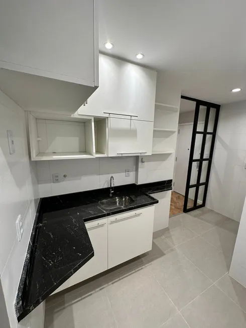 Foto 1 de Apartamento com 2 Quartos para alugar, 75m² em Copacabana, Rio de Janeiro