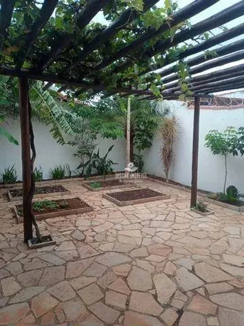 Foto 1 de Casa com 3 Quartos à venda, 180m² em Segismundo Pereira, Uberlândia