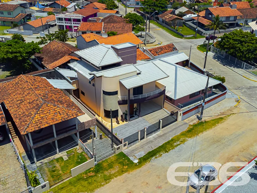 Foto 1 de Sobrado com 4 Quartos à venda, 250m² em Centro, Balneário Barra do Sul