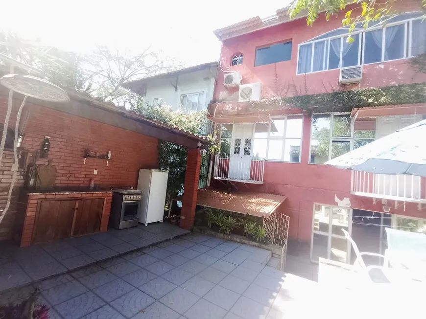 Foto 1 de Casa de Condomínio com 3 Quartos para alugar, 289m² em Jacarepaguá, Rio de Janeiro