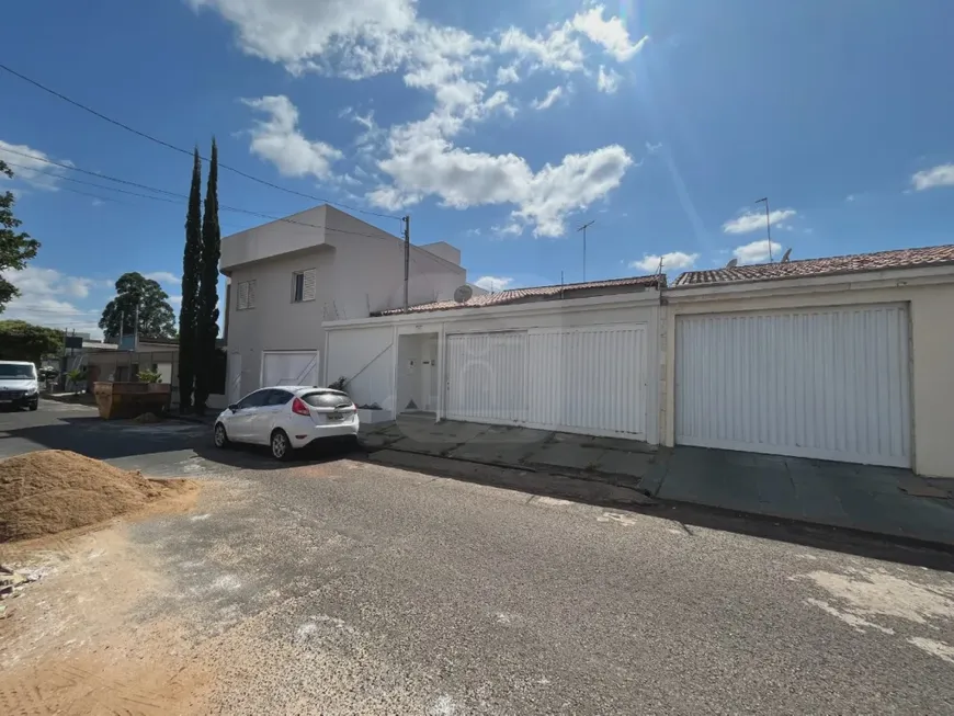 Foto 1 de Casa com 3 Quartos para alugar, 250m² em Santa Luzia, Uberlândia