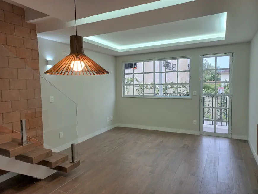 Foto 1 de Apartamento com 3 Quartos à venda, 110m² em Valparaiso, Petrópolis