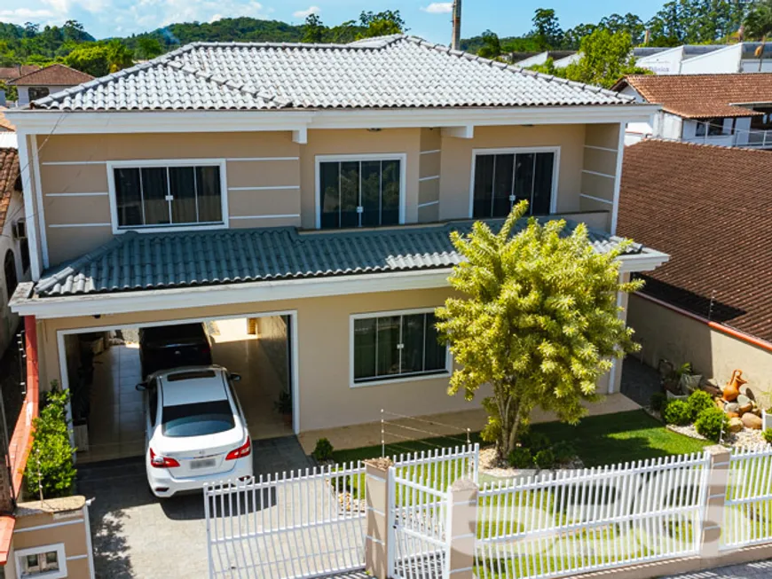 Foto 1 de Sobrado com 6 Quartos à venda, 300m² em Boa Vista, Joinville