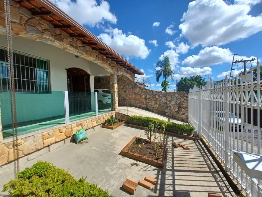 Foto 1 de Casa com 4 Quartos à venda, 258m² em Planalto, Belo Horizonte