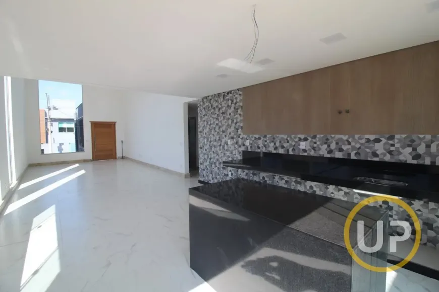 Foto 1 de Casa de Condomínio com 3 Quartos à venda, 360m² em Condominio Rosa dos Ventos, Vespasiano