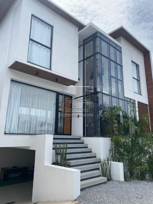 Foto 1 de Casa de Condomínio com 3 Quartos à venda, 220m² em Valparaiso, Petrópolis