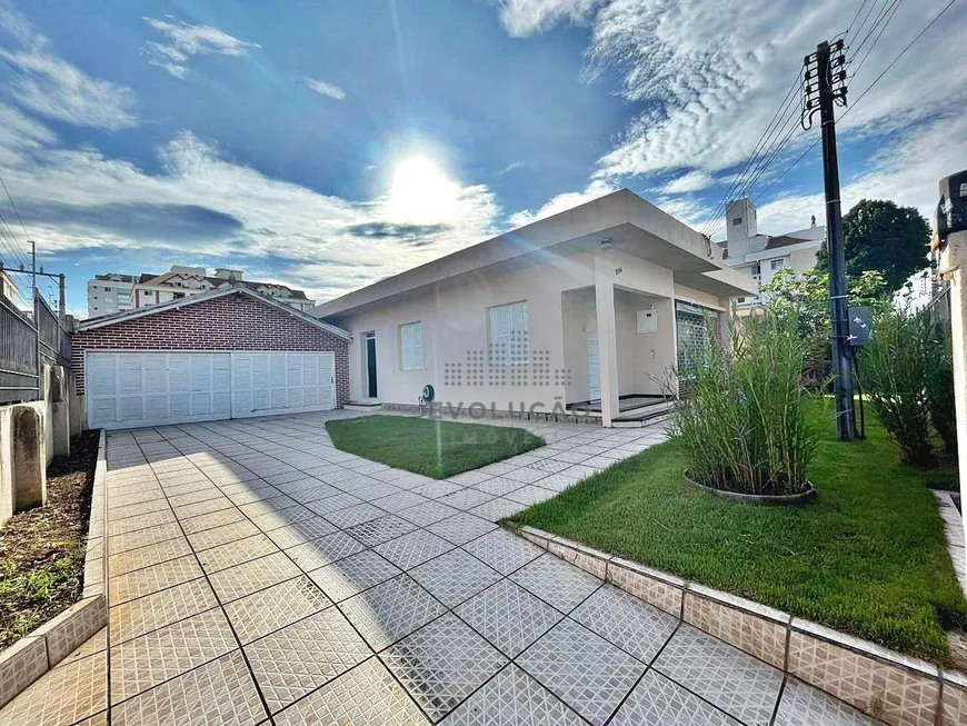 Foto 1 de Casa com 4 Quartos à venda, 130m² em Coqueiros, Florianópolis