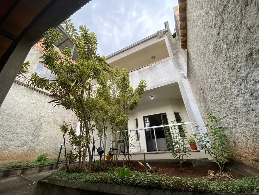 Foto 1 de Casa com 4 Quartos à venda, 220m² em Piratininga Venda Nova, Belo Horizonte
