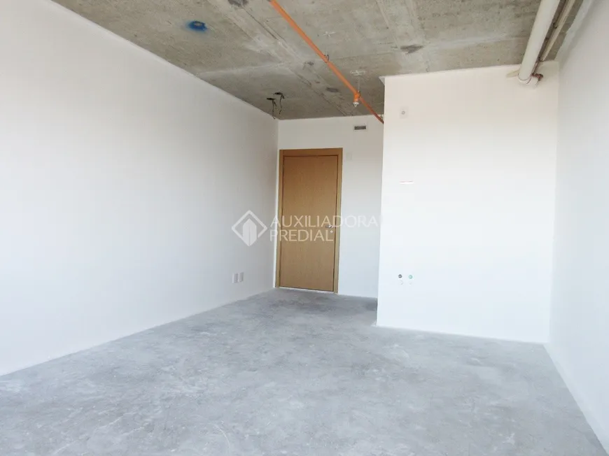 Foto 1 de Sala Comercial para alugar, 34m² em Passo da Areia, Porto Alegre