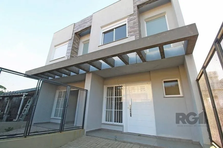 Foto 1 de Casa com 3 Quartos à venda, 127m² em Guarujá, Porto Alegre