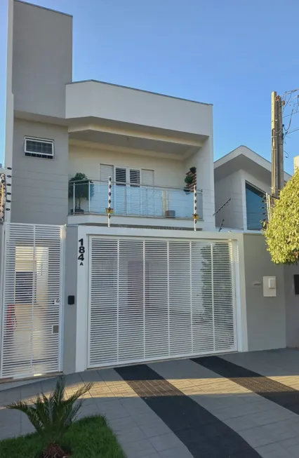 Foto 1 de Sobrado com 3 Quartos à venda, 195m² em Jardim Paris III, Maringá