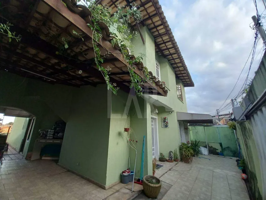 Foto 1 de Casa com 3 Quartos à venda, 160m² em Santa Rosa, Belo Horizonte