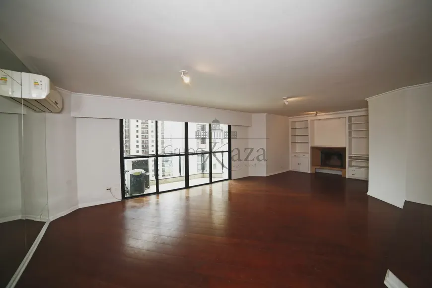 Foto 1 de Apartamento com 4 Quartos à venda, 240m² em Itaim Bibi, São Paulo