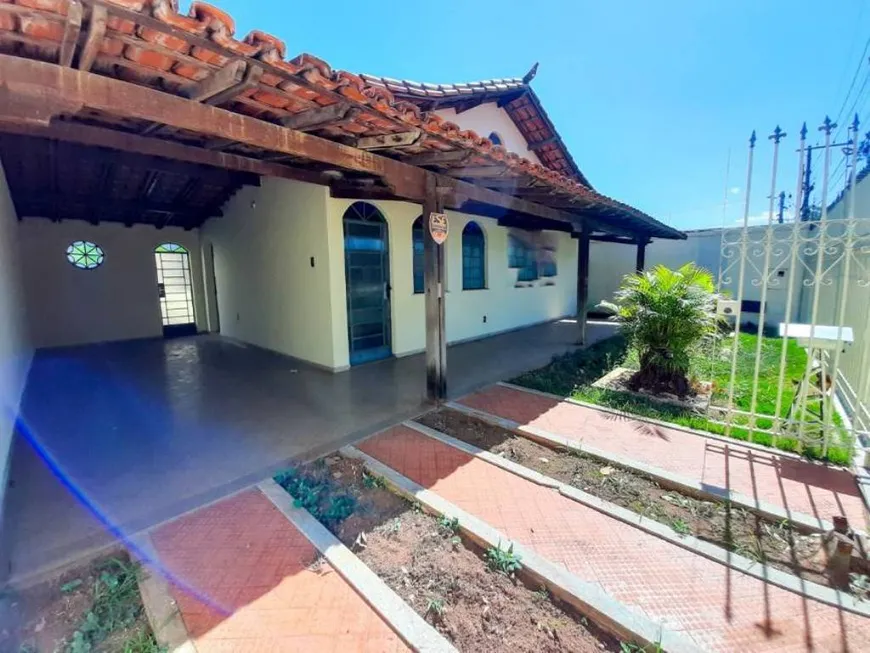 Foto 1 de Casa com 4 Quartos à venda, 277m² em Heliópolis, Belo Horizonte
