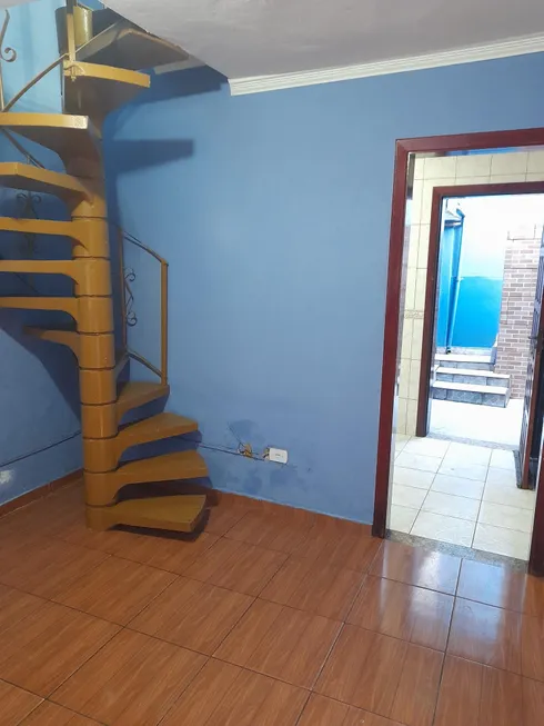 Foto 1 de Sobrado com 2 Quartos para alugar, 70m² em Cidade Domitila, São Paulo