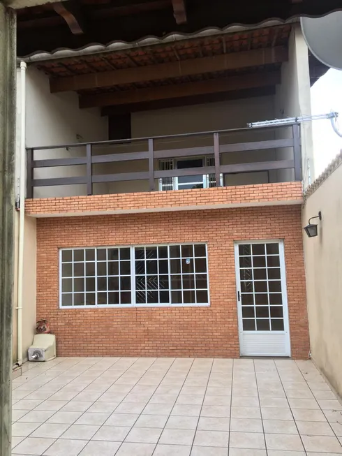 Foto 1 de Casa com 3 Quartos à venda, 250m² em Vila Bartira, Itaquaquecetuba