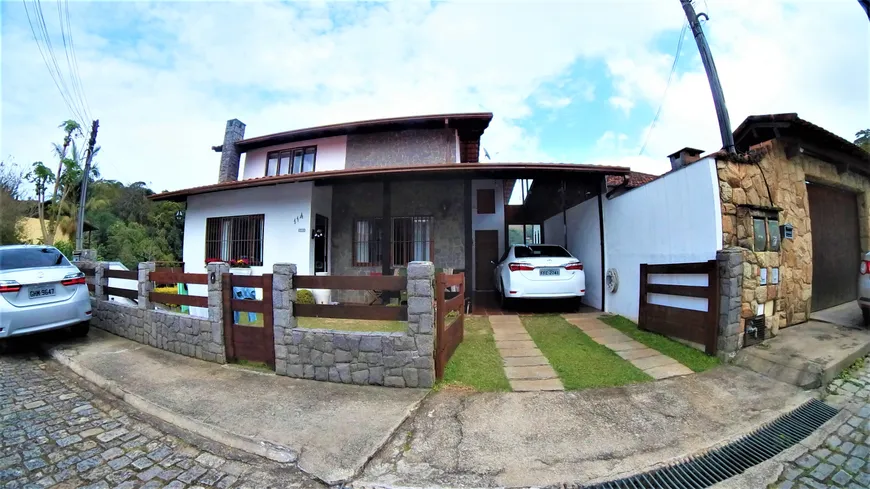 Foto 1 de Casa de Condomínio com 3 Quartos à venda, 210m² em Quitandinha, Petrópolis