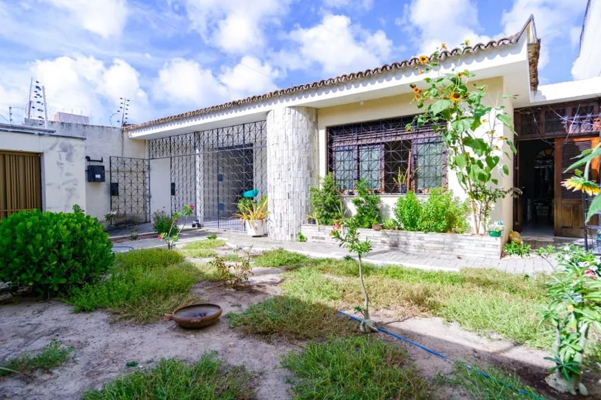 Foto 1 de Casa com 3 Quartos à venda, 184m² em Pici, Fortaleza