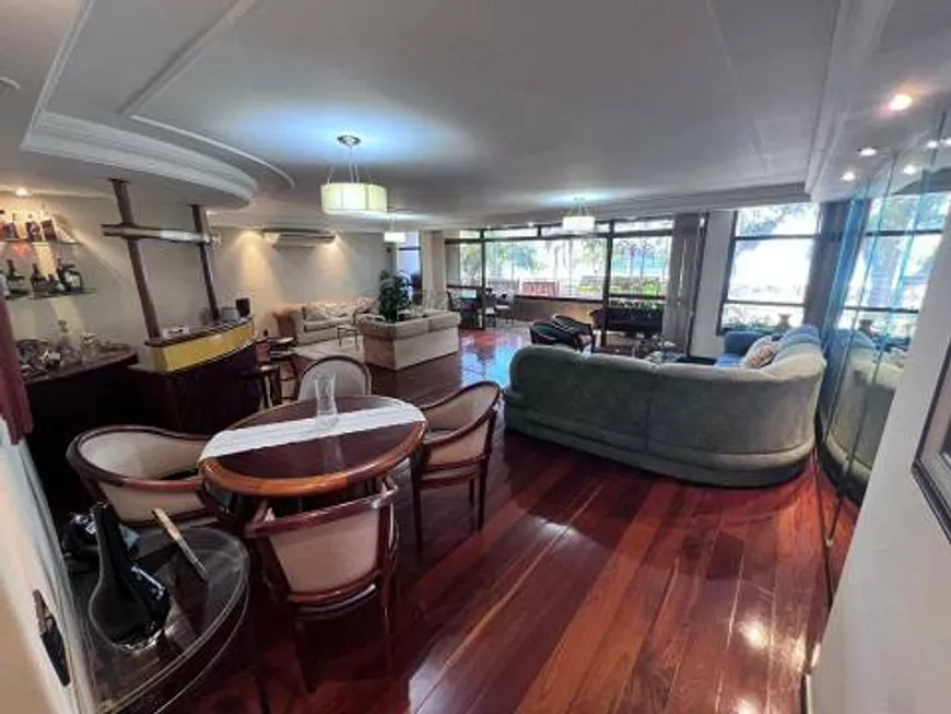 Foto 1 de Apartamento com 4 Quartos à venda, 240m² em Icaraí, Niterói