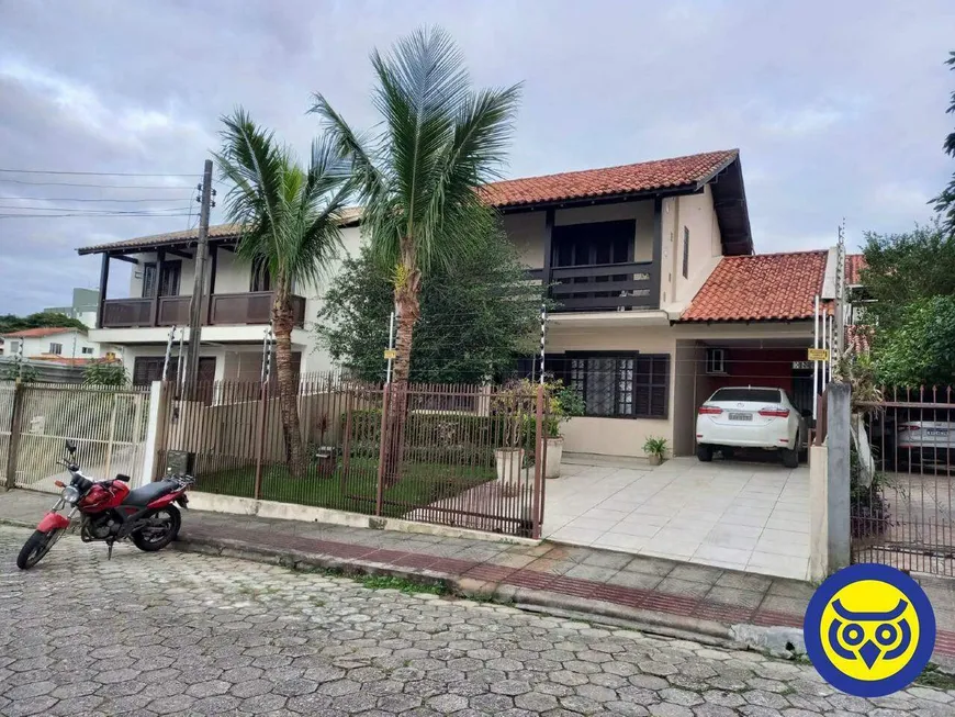 Foto 1 de Casa com 5 Quartos à venda, 231m² em Barreiros, São José