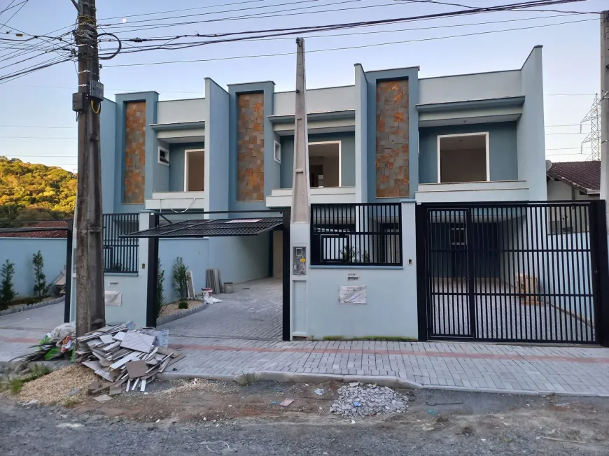 Foto 1 de Sobrado com 3 Quartos à venda, 140m² em São Marcos, Joinville