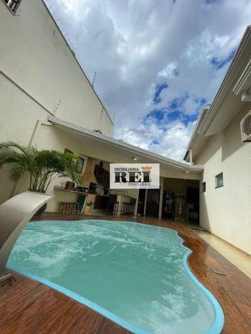 Foto 1 de Casa com 4 Quartos à venda, 358m² em Parque dos Buritis, Rio Verde