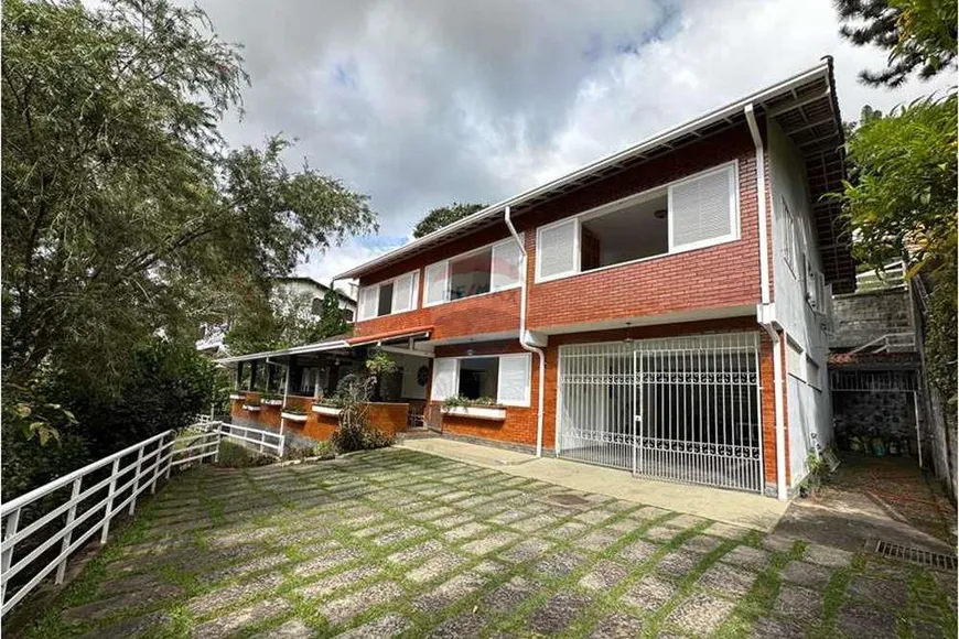 Foto 1 de Casa com 11 Quartos à venda, 556m² em Cascatinha, Nova Friburgo