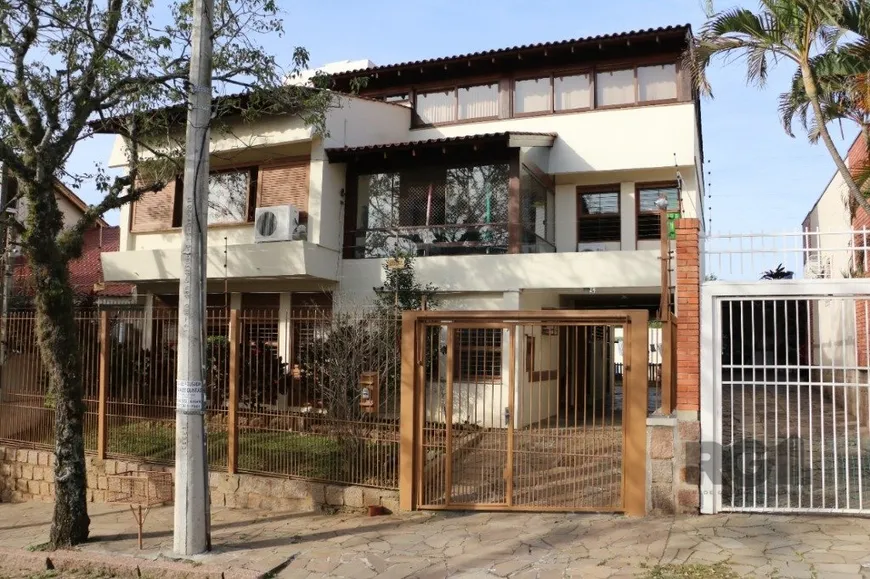 Foto 1 de Casa com 4 Quartos à venda, 324m² em Medianeira, Porto Alegre