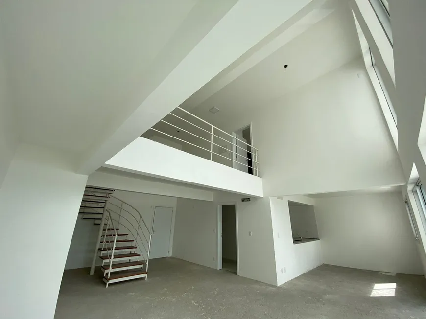 Foto 1 de Apartamento com 3 Quartos à venda, 203m² em Barreiros, São José