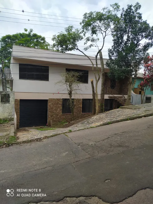 Foto 1 de Casa com 3 Quartos para alugar, 250m² em Vila Jardim, Porto Alegre