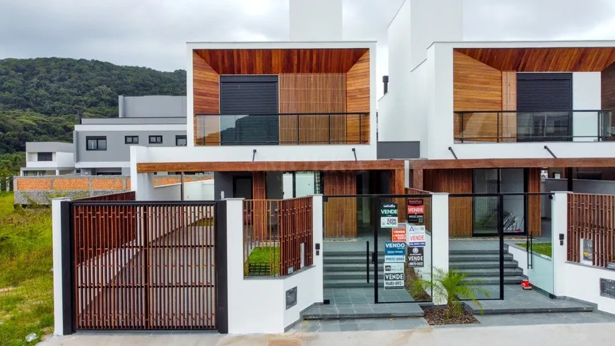 Foto 1 de Casa com 3 Quartos à venda, 197m² em Rio Tavares, Florianópolis