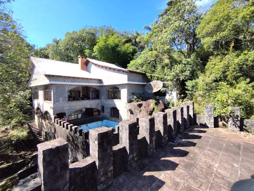 Foto 1 de Fazenda/Sítio com 5 Quartos para venda ou aluguel, 1000m² em Chácaras Bartira, Embu das Artes