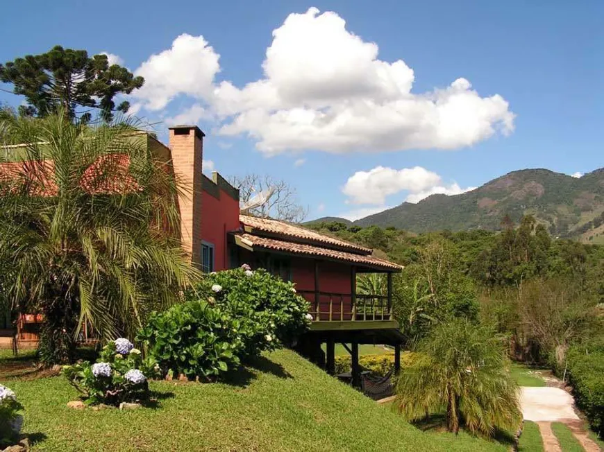 Foto 1 de Fazenda/Sítio com 3 Quartos à venda, 2700m² em Paiol Grande, São Bento do Sapucaí